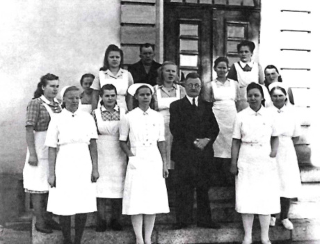 Etuovella tohtori Salonen alaisineen mm. Hilja Elina Hakamäki, Tellervo Tuomi, Anna Nuora, Sanni-Raakel Auermaa, Esteri Eronen, talonmies Aarne Jauhiainen, Hilkka Kinnunen, Sirkka Kinnunen, Helvi Tourunen (Hujakolta) ja takana kurkkii Vilma Halttunen.