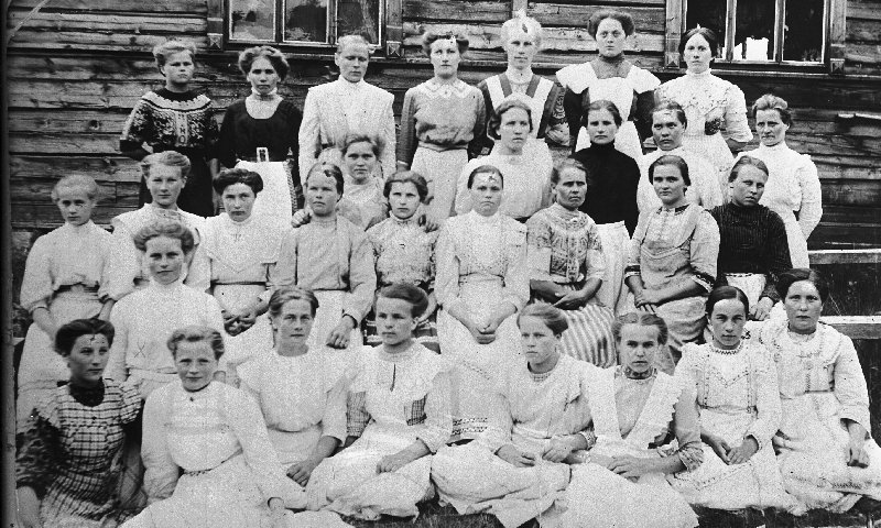 Äänekoski Oy:n paperitehtaan lajittelijat 1900-luvun alussa.