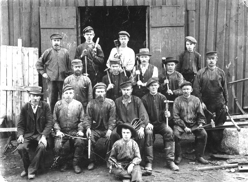 Äänekoski Oy:n korjauspajan ja valimon työmiehet 1900-luvun alussa.