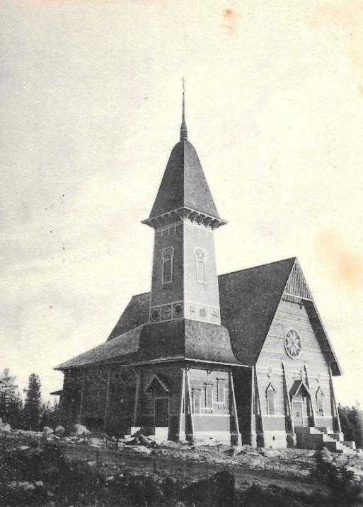 Äänekosken vuonna 1907 valmistunut puukirkko. Kirkon suunnitteli arkkitehti Yrjö Blomstedt ja rakensi pyhäjärveläinen Samuli Tuoriniemi. Tukkipuu kirkon rakentamista  varten saatiin lahjaksi Mämmenniemen kruununmaalta ja sitä tarvittiin kaikkiaan 2350 runkoa. Puutavara toimitettiin jäitten lähdön jälkeen uittamalla Keitelettä pitkin Äänejärven rantaan. Kirkon kivityöt eli lähes 140 porakiven louhimisen, muotoilun ja paikalle tuomisen hoiti pylkönmäkeläinen yrittäjä Erkki Manninen. Äänekosken puukirkko tuhoitui täysin tuhopoltossa 15.7.1968.