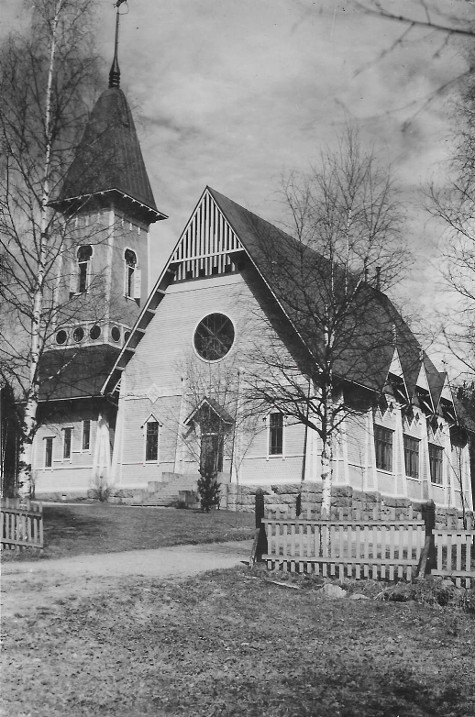 Äänekosken vuonna 1907 valmistunut puukirkko ennen sotia. Kirkon suunnitteli arkkitehti Yrjö Blomstedt ja rakensi pyhäjärveläinen Samuli Tuoriniemi. Tukkipuu kirkon rakentamista  varten saatiin lahjaksi Mämmenniemen kruununmaalta ja sitä tarvittiin kaikkiaan 2350 runkoa. Puutavara toimitettiin jäitten lähdön jälkeen uittamalla Keitelettä pitkin Äänejärven rantaan. Kirkon kivityöt eli lähes 140 porakiven louhimisen, muotoilun ja paikalle tuomisen hoiti pylkönmäkeläinen yrittäjä Erkki Manninen. Äänekosken puukirkko tuhoitui täysin tuhopoltossa 15.7.1968.