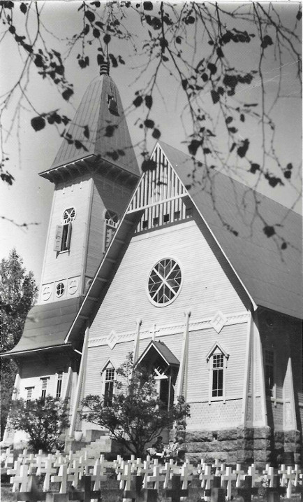 Äänekosken vuonna 1907 valmistunut puukirkko 1940-luvulla. Kirkon suunnitteli arkkitehti Yrjö Blomstedt ja rakensi pyhäjärveläinen Samuli Tuoriniemi. Tukkipuu kirkon rakentamista  varten saatiin lahjaksi Mämmenniemen kruununmaalta ja sitä tarvittiin kaikkiaan 2350 runkoa. Puutavara toimitettiin jäitten lähdön jälkeen uittamalla Keitelettä pitkin Äänejärven rantaan. Kirkon kivityöt eli lähes 140 porakiven louhimisen, muotoilun ja paikalle tuomisen hoiti pylkönmäkeläinen yrittäjä Erkki Manninen. Äänekosken puukirkko tuhoitui täysin tuhopoltossa 15.7.1968.