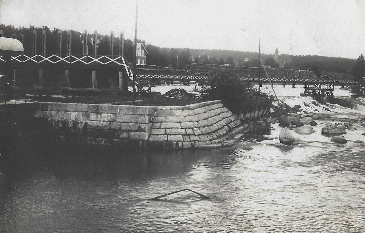 Äänekosken tehtaiden tulovesikanavia. Kanavien rakenteen perusteella kuva lienee 1920-luvulta. Vasemmanpuoleinen kanava johti vesiturbiineille, jotka kehittivät tarvittavan voiman tehtaan käyttämiseen. Kuvan vasemmassa reunassa näkyvät kanavakäytävän reunassa ja etuosassa olleet lussit. Niillä voitiin tarvittaessa säätää turbiineille tulevan veden virtausta ja jopa tyhjentää tulokanava vedestä kokonaan. Kuvan oikeassa reunassa näkyy vanhaa koskiuoman pohjaa.