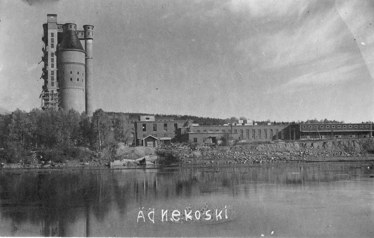 Sulfiittisellutehdasta 1940-luvun alkupuolelta. Oikeassa reunassa alkuperäinen puurakenteinen tuotevarasto ja sen vasemmalla puolella konesali, lajittelu, keittämö sekä happotorni. Keskellä sulfiitin kuorimon rakennuksia. Kuvasta näkyy selvästi miten korkeat ja jyrkät olivat ennen koskiuoman alajuoksun itäpuolen seinämät.