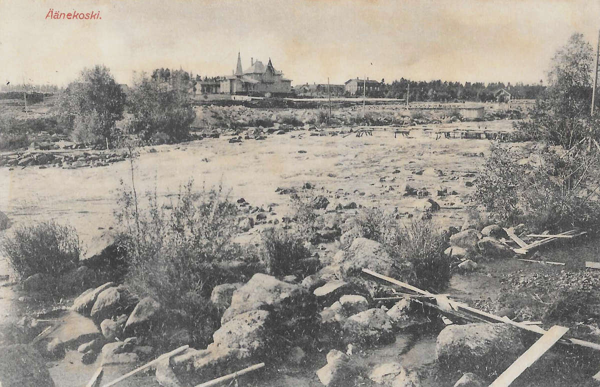 Äänekosken kuohuja vapaana 1900-luvun alussa. Kuvassa kosken takana näkyvä tehtaan johtajan asunto ja myöhemmin tehtaan klubi valmistui 1899-1900 paikkeilla. Koski oli vapaana kuohuessaan kalaisa ja siitä pyydettiin kaloja mm. erilaisten koskeen rakennettujen pyydysten avulla.