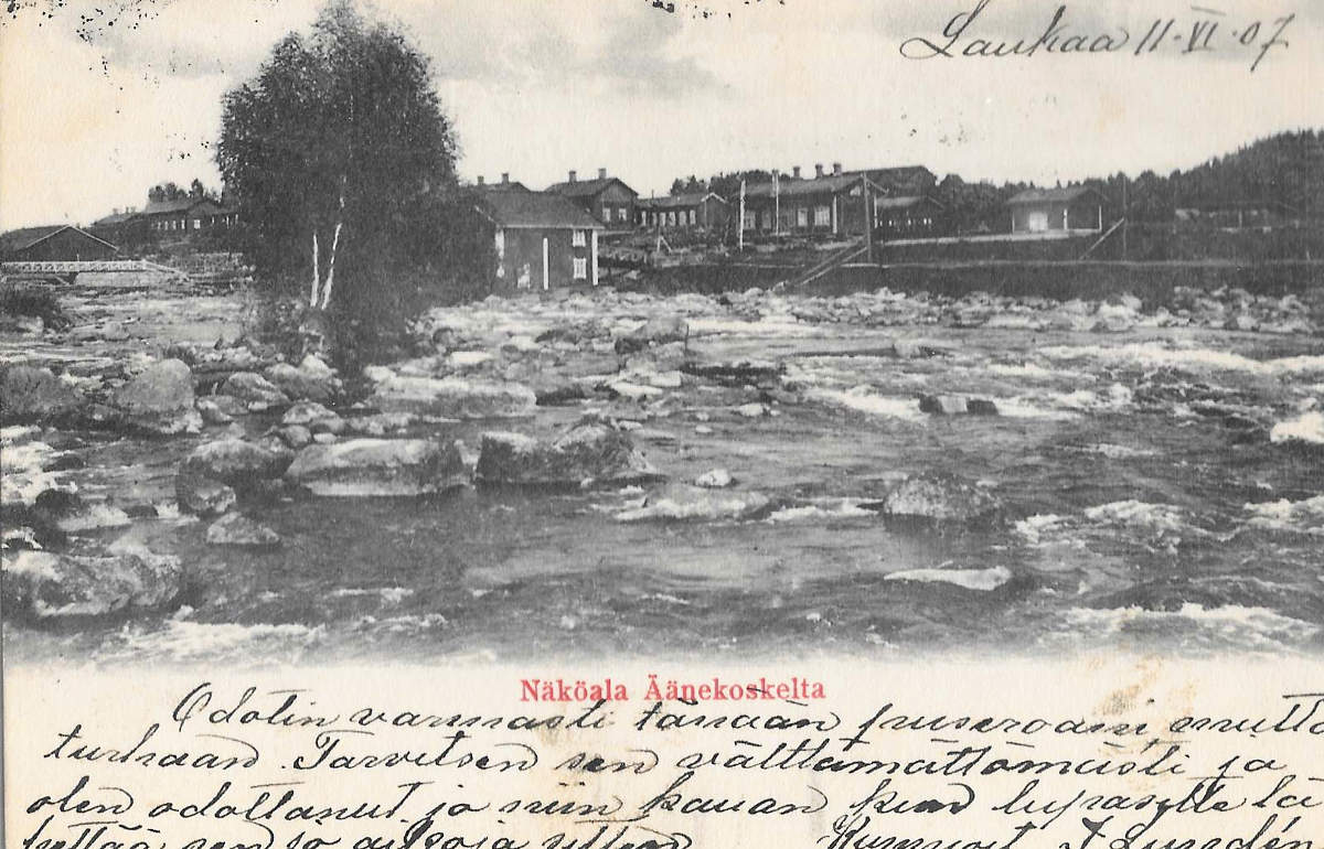 Äänekosken kuohuja vapaana vuonna 1907. Taustalla virran itärannalla ollutta Hiskinmäen rakennuskantaa. Hiskinmäki oli ensimmäinen Äänekoski Oy:n työntekijöilleen rakennuttama asunto-alue. Alueen rakennukset valmistuivat aivan 1800-luvun lopulla.