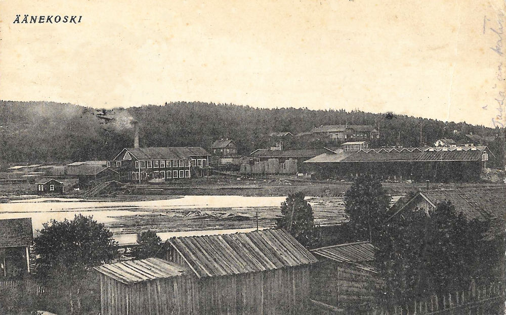 Äänekoski Oy:n ensimmäinen saha valmistui syyskuussa vuonna 1899 Äänejärven itärannalle. Saha tuhoutui rajussa tulipalossa 24.9.1905. Uusi saha Kuhnamon rannalle kosken alajuoksulle valmistui vasta vuonna 1929. Oikealla taustalla näkyy vuonna 1947 tuhoutunut palokunnantalo ja Hiskinmäen asuntusaluetta.
