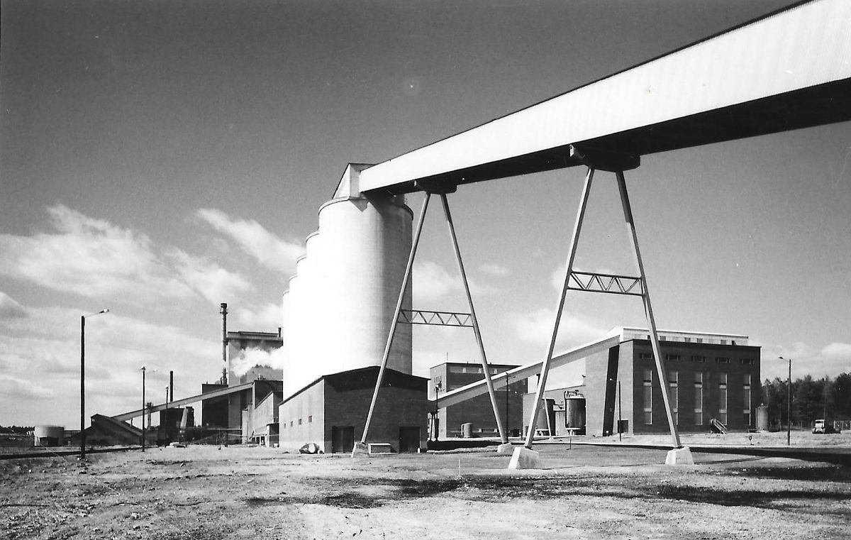 Vuonna 1961 käyttöönotetun sulfaattiselluloosatehtaan rakennuksia. Kuvan keskellä lastusiilot ja siitä oikealla keittämö. Sen takana pesuosasto ja valkaisulaitos. Kuvan vasemmalla reunassa glaubersuolavarasto ja siitä oikealla soodakattilalaitos.