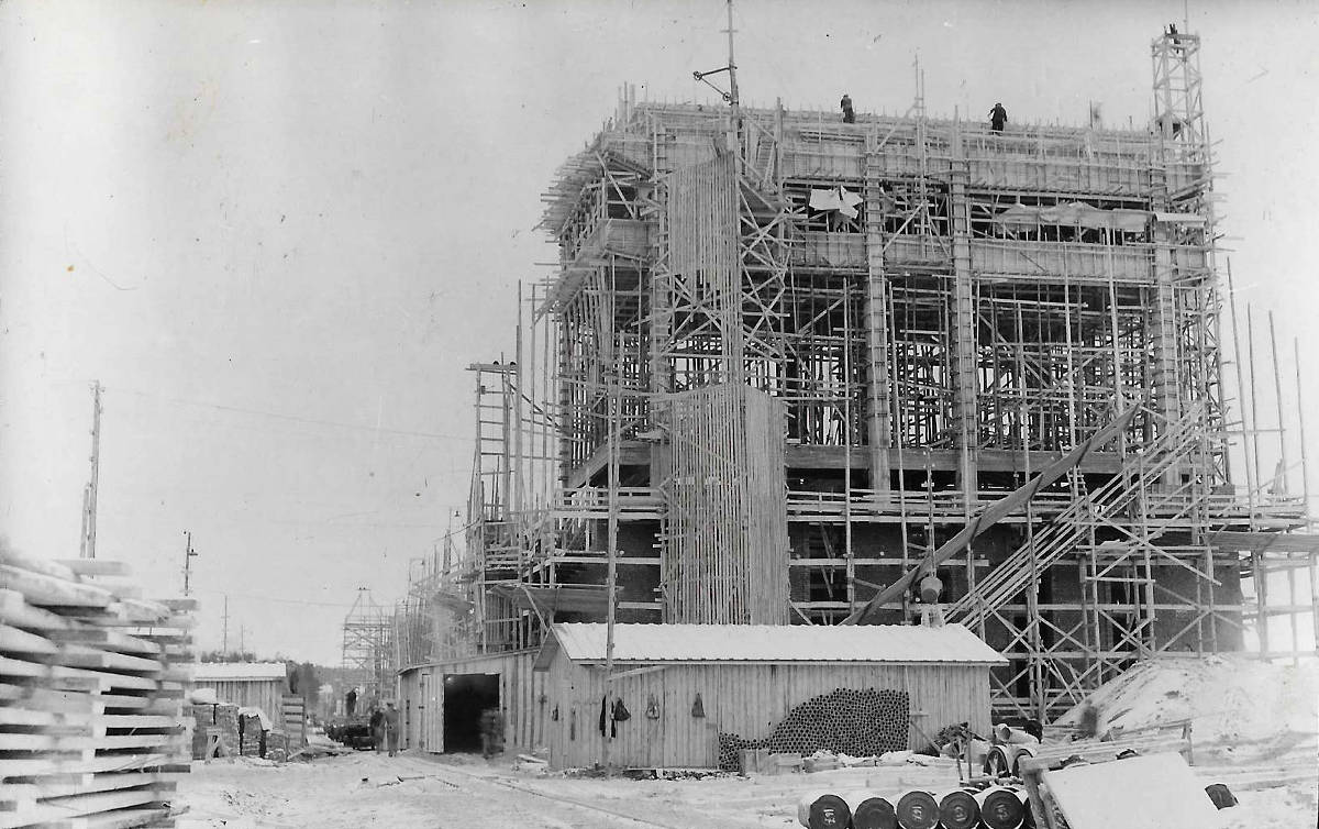 Sulfiittisellutehtaan rakennustyöt aloitettiin syyskuussa 1936 ja vuoden lopussa pääosa rakennuksista oli saatu jo vesikattovaiheeseen. Yhtiöllä oli tarkoituksena saada tehdas käyntiin vuoden 1937 aikana, mutta laitetoimittajien työtaistelut hidastivat päälaitteistojen asennusta ja siksi ensimmäiset koekeitot saatiin keittämöltä ulos vasta joulukuun alkupuolella. Kuvassa tehtaan keittämön rakennustyömaata. Taustalla muodostumassa olevan lajittelun ja konesalin rakenteita.