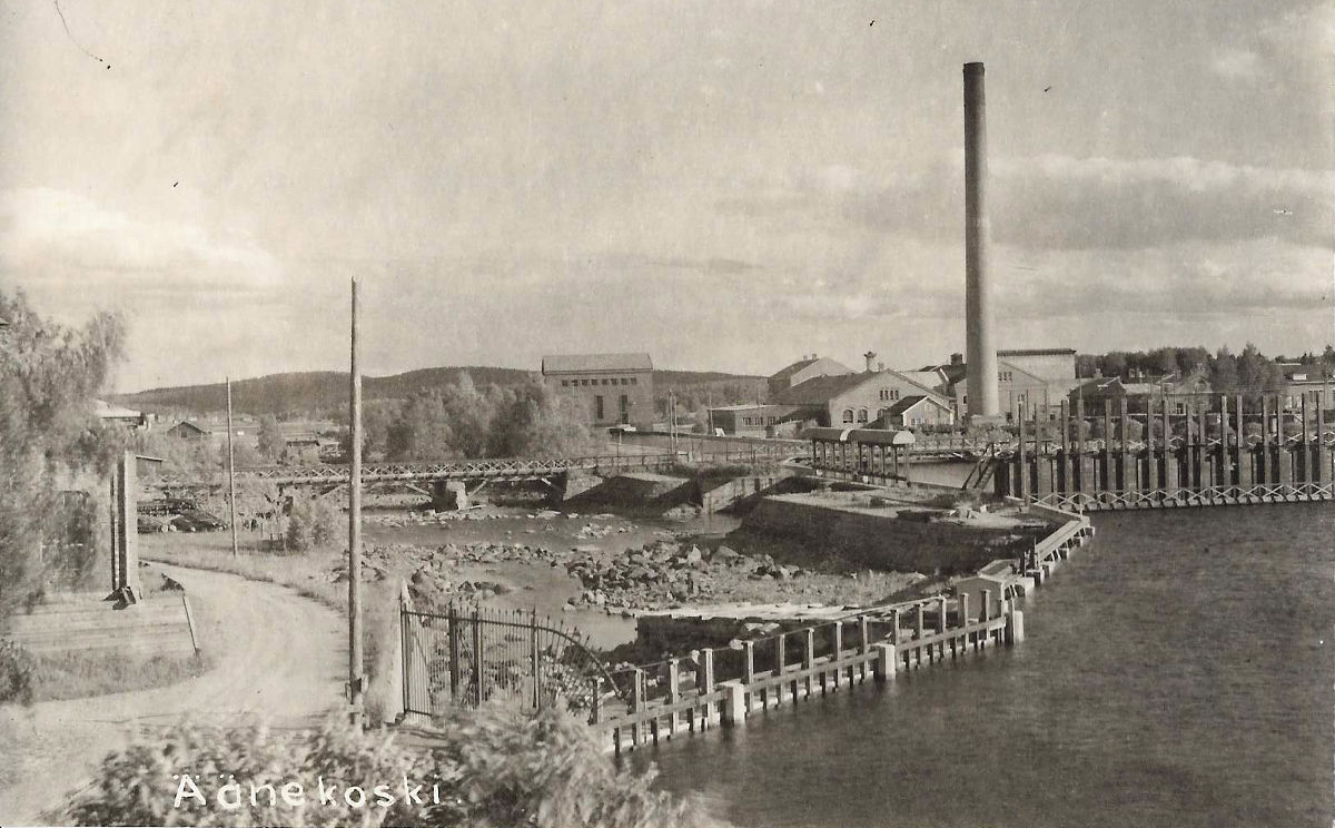 Äänekosken tehtaat 1930-luvulla. Vasemmalla oleva kivinen ja kuiva koskiuoma valjastettiin 1950-luvun lopulla sulfaattisellutehdaan yhdeydessä.