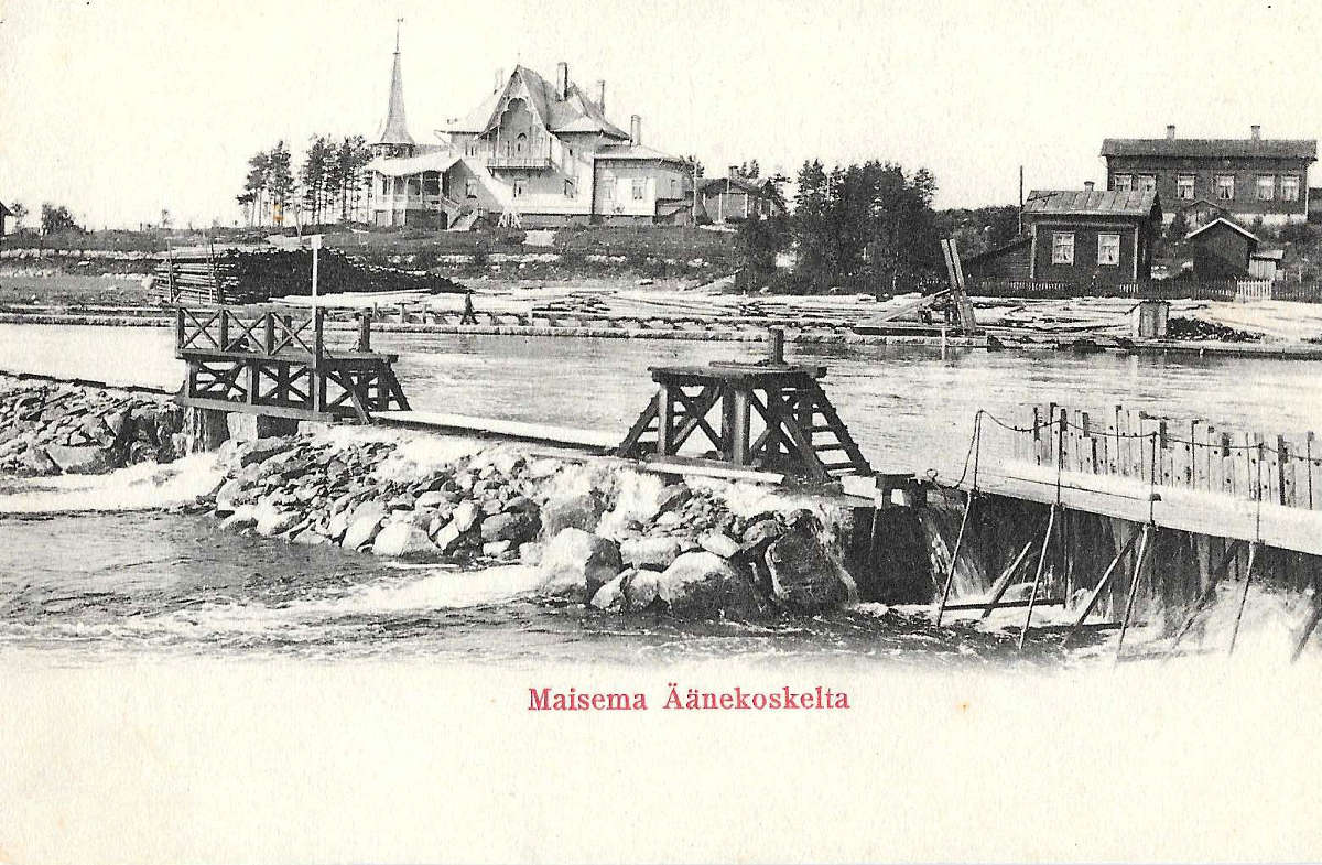 Äänekoskea 1900-luvun alussa. Virran takana oleva tehtaanjohtajan asunto rakennettiin noin vuonna 1900. Se on toiminut myöhemmin yhtiön klubima ja Äänekosken museona. Etualalla olevilla patorakennelmilla säädettiin veden virtausta tehtaan turbiinikanavassa. Tämä oli tärkeätä siksi, että alkuaikoina yhtiön kartonkikoneen voimanlähde oli vesivoiman pyörittämä valta-akseli.