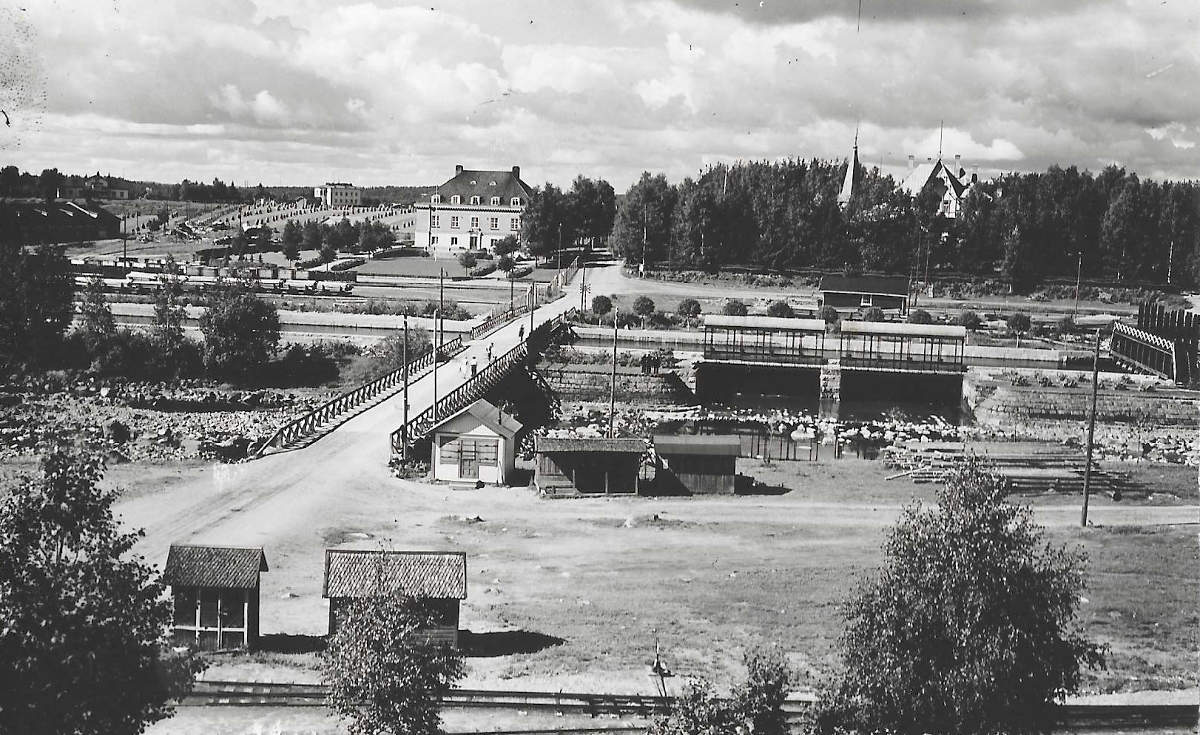 Äänekoski Oy:n tehdasaluetta ehkä 1930-luvulla. Yhtiön klubin torni purettiin 1950-luvun alussa.