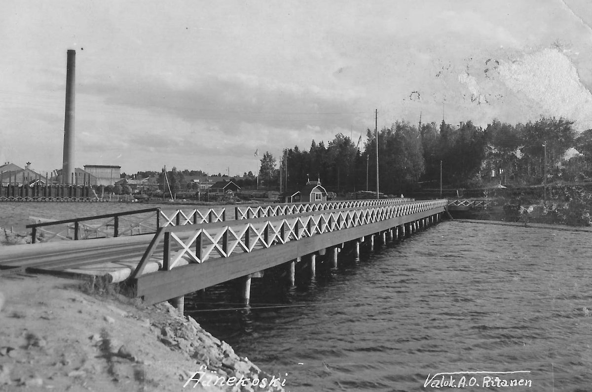 Punainen silta ja taustalla Äänekosken tehtaita. Ennen Hiskinmäen sillan valmistumista 1950 hiskinmäkeläiset kulkivat keskustaan Punaisen sillan ja sen jatkeen Kinttukujan kautta.