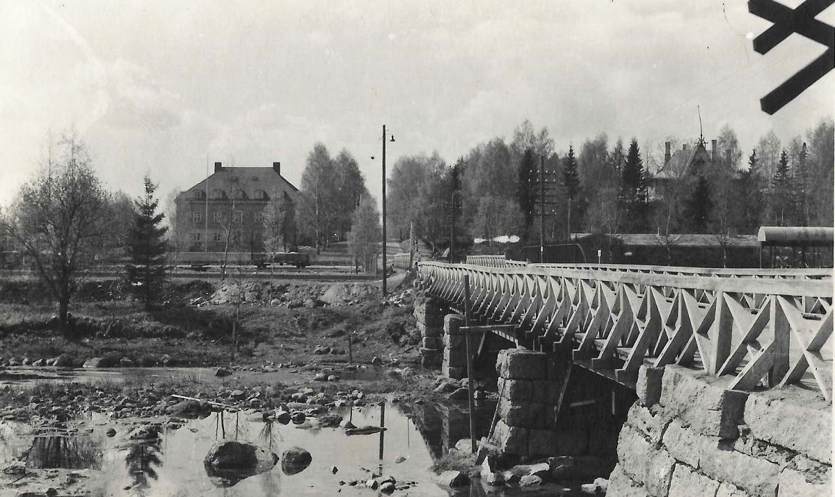 Valkoinen silta ja kuiva koskiuoma 1950-luvulla.