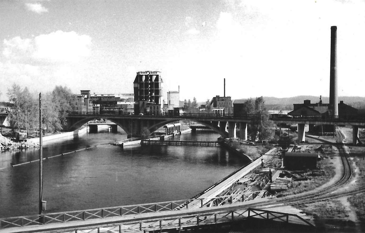 Äänekosken tehtaat 1960-luvulla. Keskellä kuvassa vanha tukkiränni, jota pitkin Äänejärvessä varastoidut tukit uitettiin Kuhnamon rannalla olleelle sahalle.