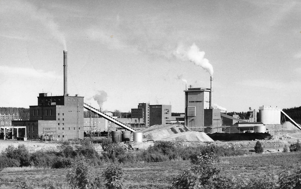 Äänekosken tehtaat 1960-luvulla. Oikeassa reunassa sulfaattisellutehtaan rakennuksia ja vasemmalla BW-voimalaitos.