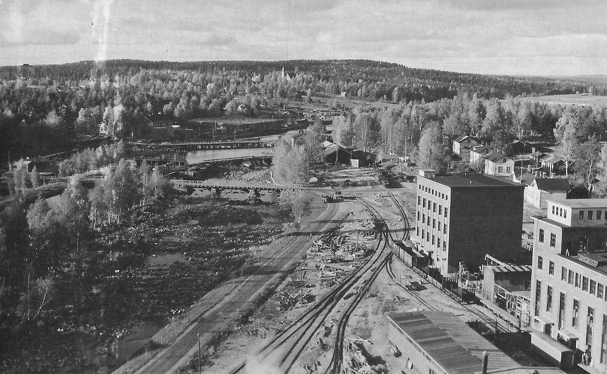 Äänekosken vanhaa koskiuomaa 1940-luvulla. Vasemmalla kuvassa kemiallisen tehtaan rakennuksia.