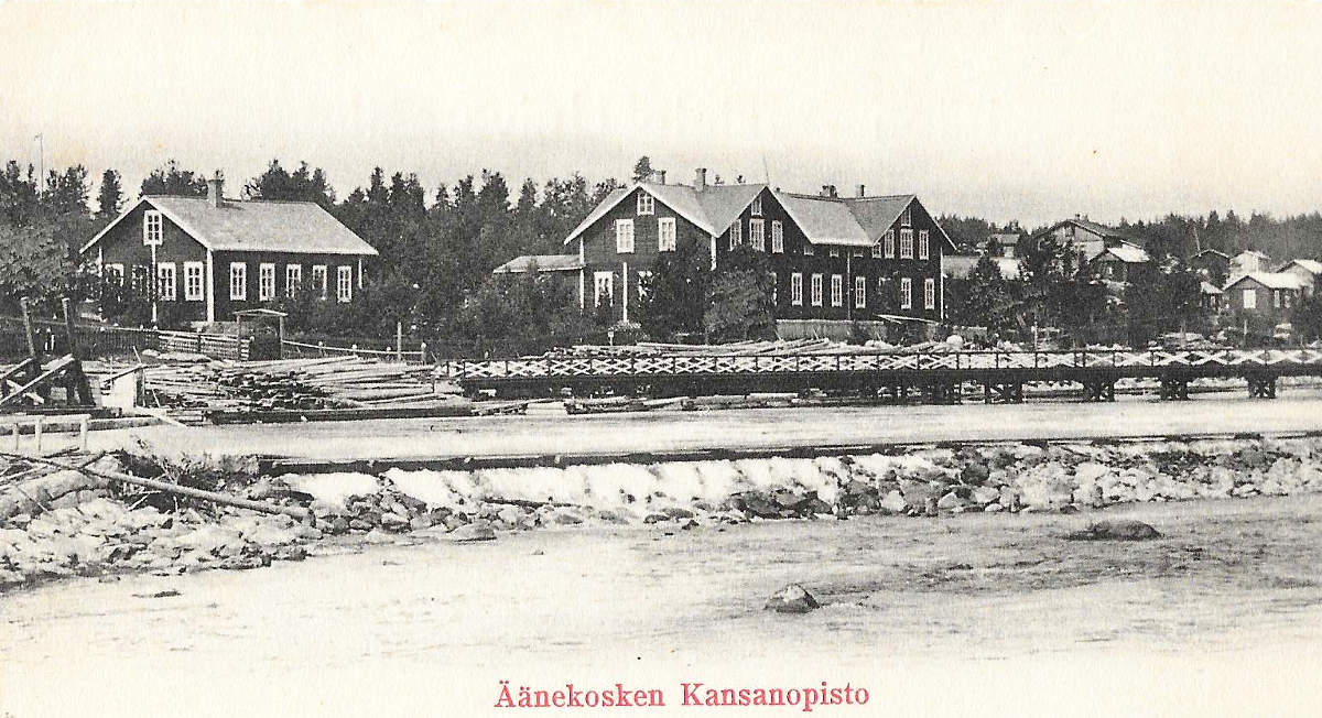 Keski-Suomen opiston rakennus Äänejärven etelärannalla.