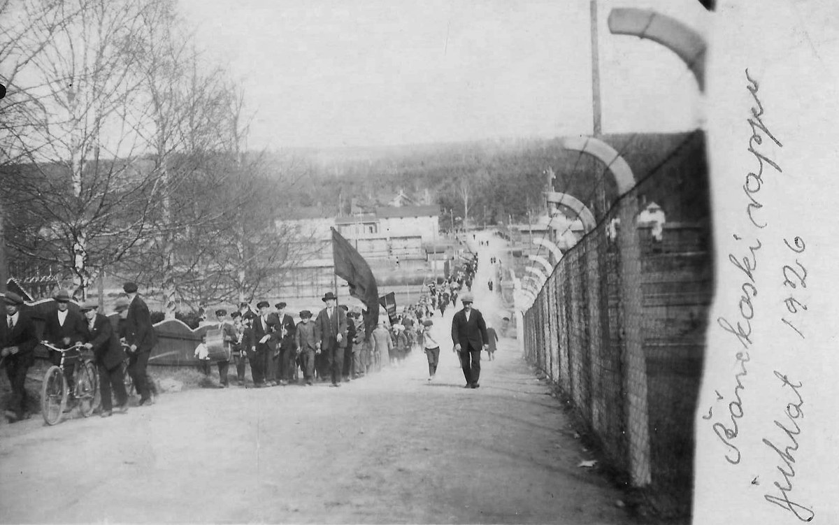 Vappumarssi Valkoisella sillalla vuonna 1926. Samaisena vuonna tehtaiden vesivoimalaitosta uudistettiin, kaksiluokkainen koulurakennus Honkolan koululle valmistui Huutomäen palstalle ja Väinö Pirinen tuli Äänekosken apteekkariksi.