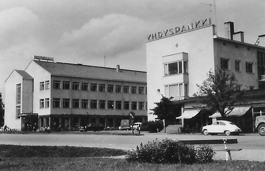 Pohjoismaiden Yhdyspankin kivitalo valmistui Viiskulmaan vuonna 1939 ja sitä vastapäätä ollut Osuusliikkeen rakennus vuonna 1951. Viimeksimainittu purettiin kesällä 2015.
