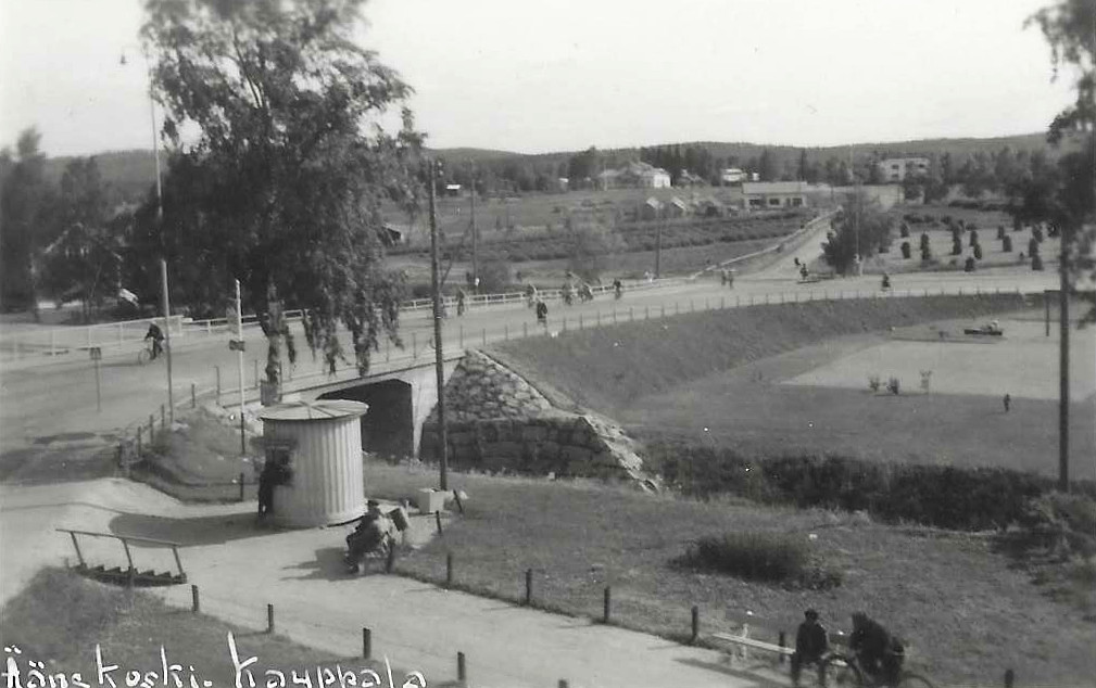 Soihtusilta eli rautatien ylittävä maantiesilta Viiskulmassa valmistui 1952. Sen reunalla oli ennen Paasivuoren kioski. Taustalla entisen Eerolan talon rakennus.