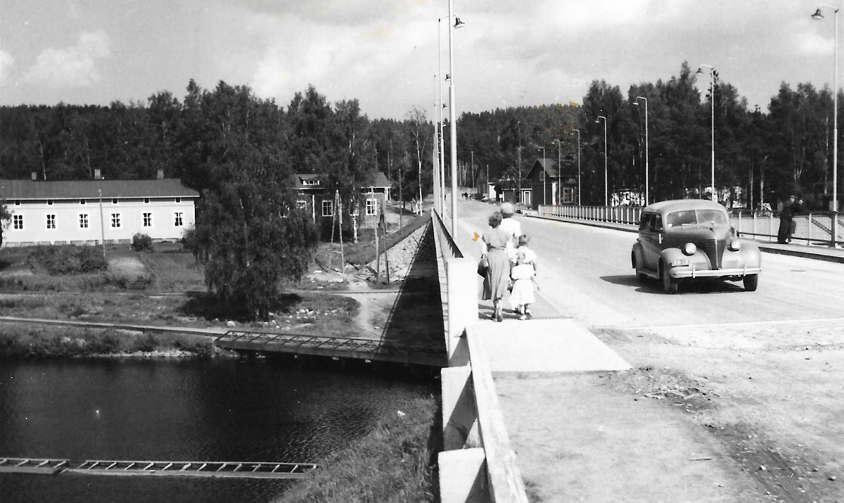 Vuonna 1950 valmistunut Hiskinmäen maantiesilta. Oikeassa reunassa näkyy hieman Hiskinmäen perinteisen yleisen saunan kattoa.