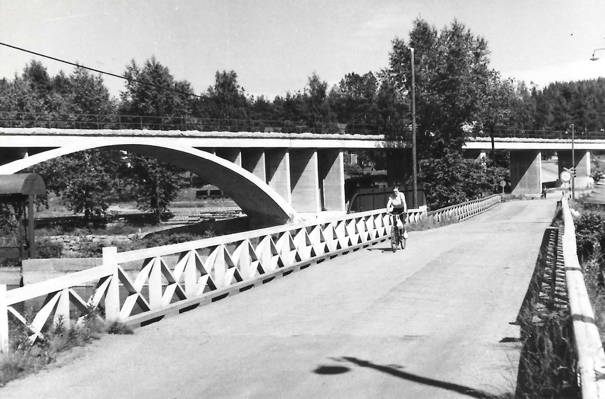 Valkoinen silta ja taustalla Äänekoski-Suolahti rautatiesilta. Normaalilevyinen rautatie Äänekoskelta Suolahteen valmistui sota-aikana 1942.