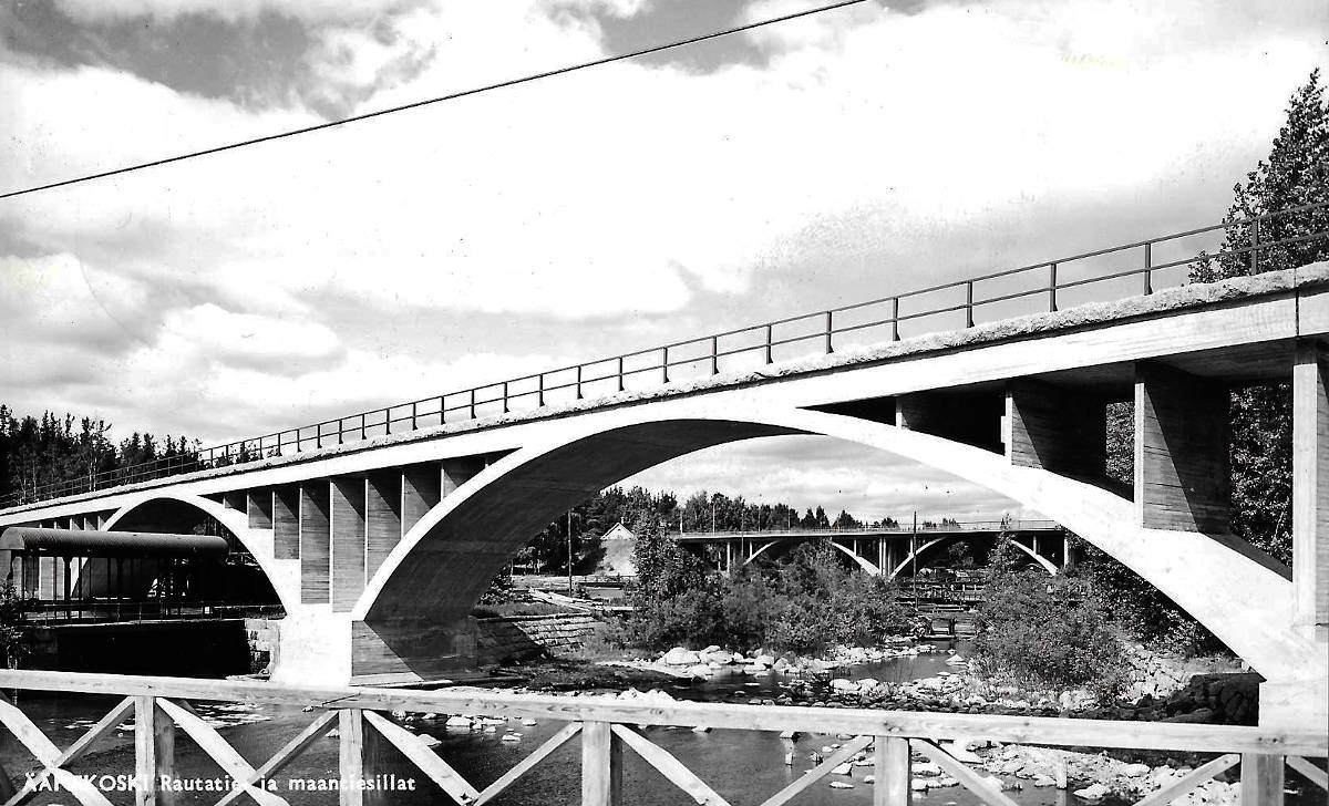 Neljän sillan panoraama: Valkoinensilta, Äänekoski-Suolahti rautatiesilta, Punainen silta ja Hiskinmäen maantiesilta.