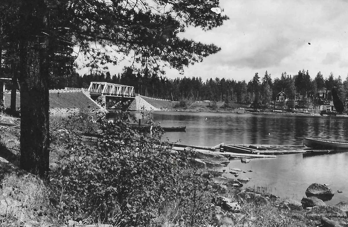 Vuonna 1931 valmistunut Kotakennäänsalmen pieni silta eli Pankkisilta.
