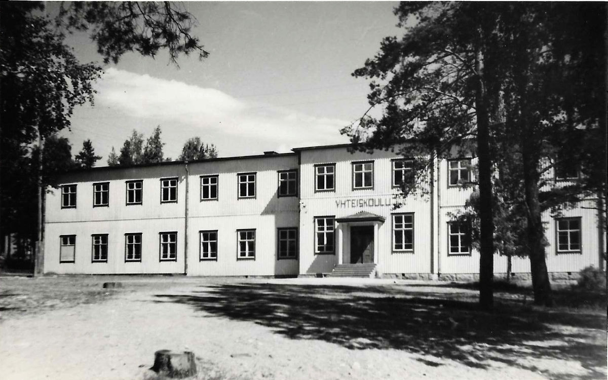 Äänekosken yhteiskoulun puurakennus Hiskinmäellä. Rakennus purettiin uuden koulurakennuksen tieltä 1960-luvulla.