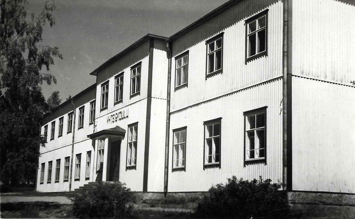 Äänekosken yhteiskoulun puurakennus Hiskinmäellä. Rakennus purettiin uuden koulurakennuksen tieltä 1960-luvulla.