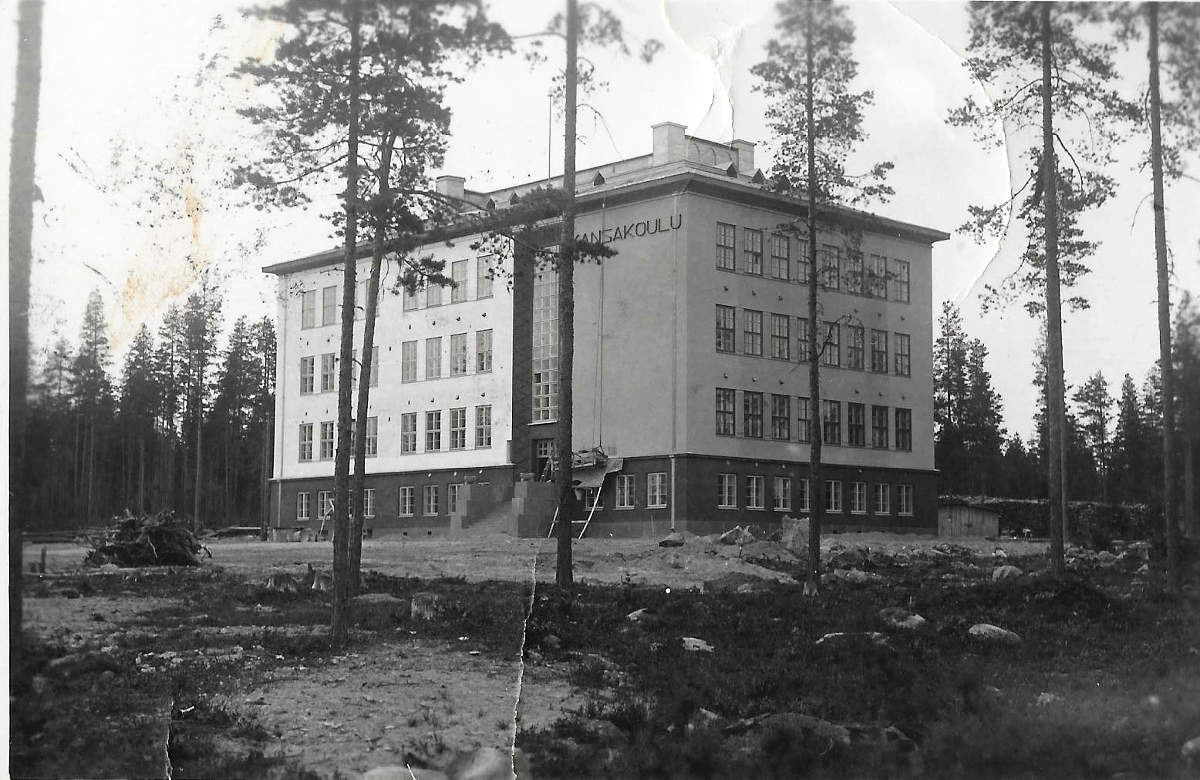 Vuonna 1931 valmistunut Äänekosken kansakoulurakennus.