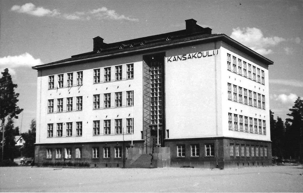 Vuonna 1931 valmistunut Äänekosken kansakoulurakennus.