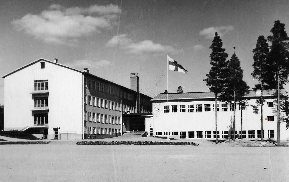 Vuonna 1957 valmistunut kansakoulun laajennus Koulunmäellä.