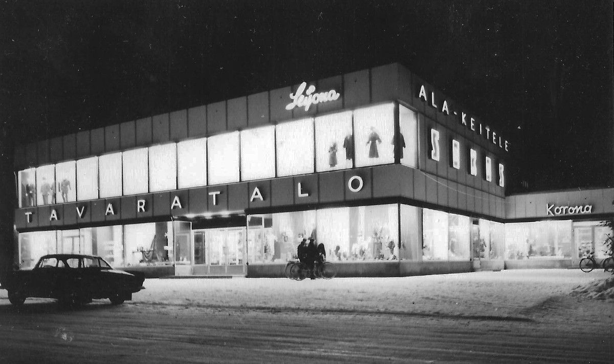 Äänekosken ensimmäinen tavaratalo Sokos Ala-Keitele valmistui 1960-luvun alussa. Sen reunalla toimi legendaarinen Korona-baari.