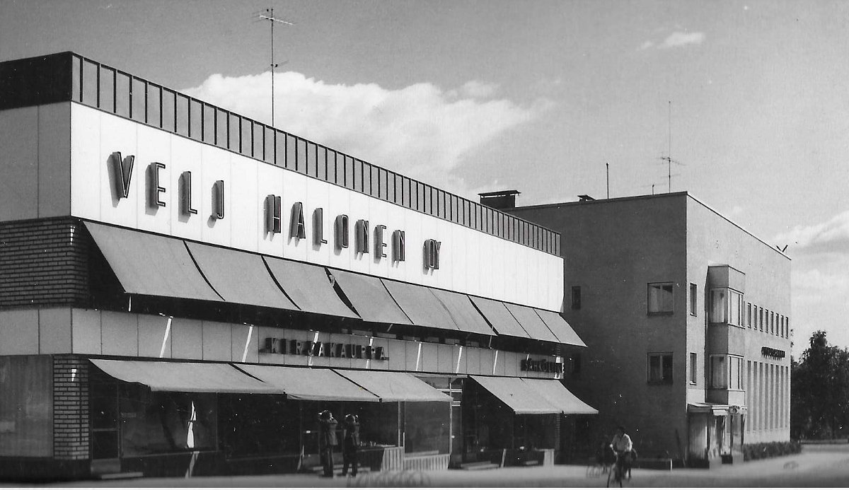 Äänekosken keskustan purettua rakennuskantaa. Halosen liikerakennus purettiin K-market Niskasen tieltä. Siinä toimi aikoinaan mm. valokuvausliike, kirjakauppa, Väri ja tapetti, huonekaluliike sekä Litmasen sähköliike.