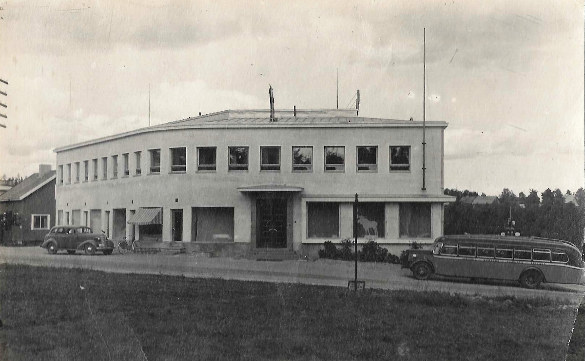 Hirven liikerakennus valmistui vuonna 1937.
