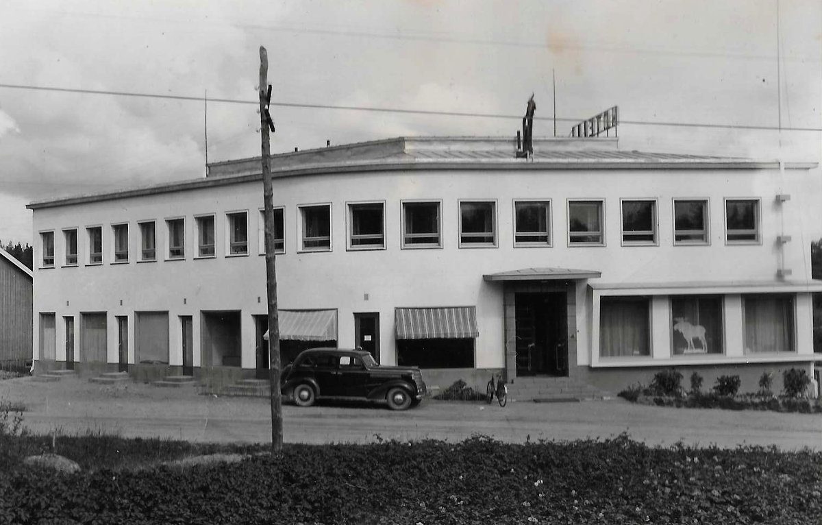 Hirven liikerakennus valmistui vuonna 1937.