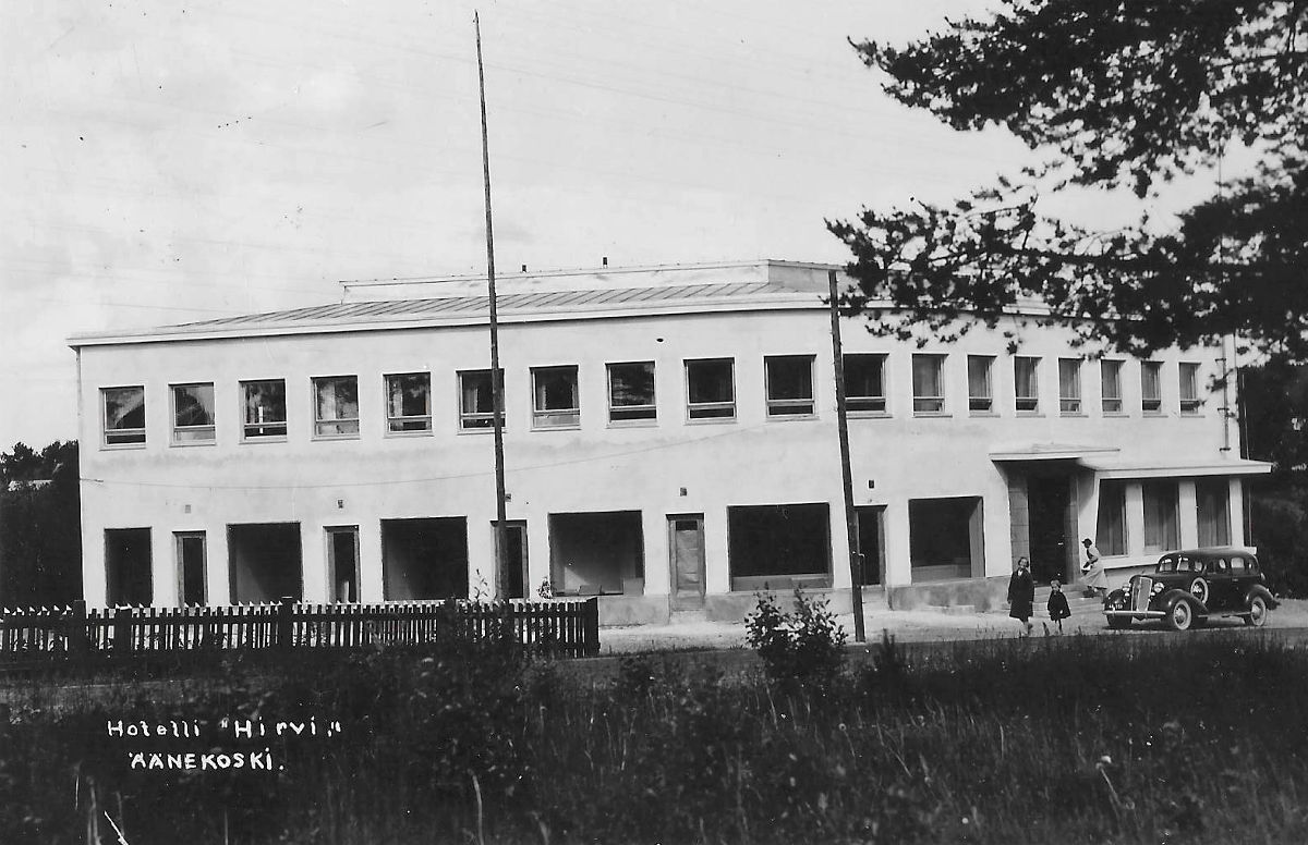 Hirven liikerakennus valmistui vuonna 1937.
