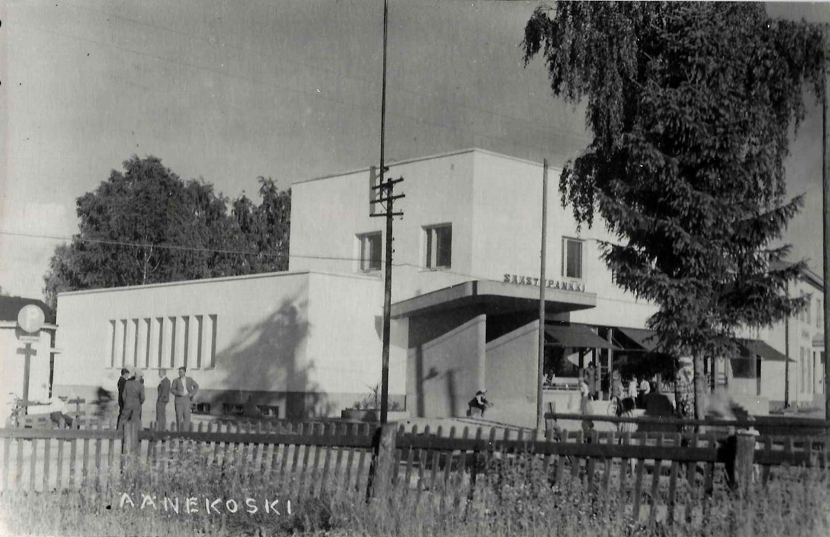 Säästöpankin rakennus Äänekosken keskustassa valmistui poliisiputkan pohjoispuolelle vuonna 1929.
