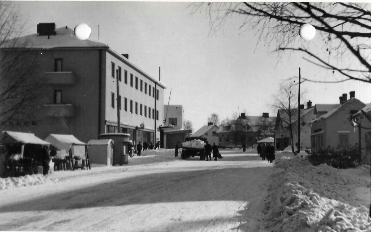Äänekosken keskustaa nykyisen torin paikkeilta 1950-luvulta. Vasemmassa reunassa KOP:n talo, joka valmistui vuonna 1950.