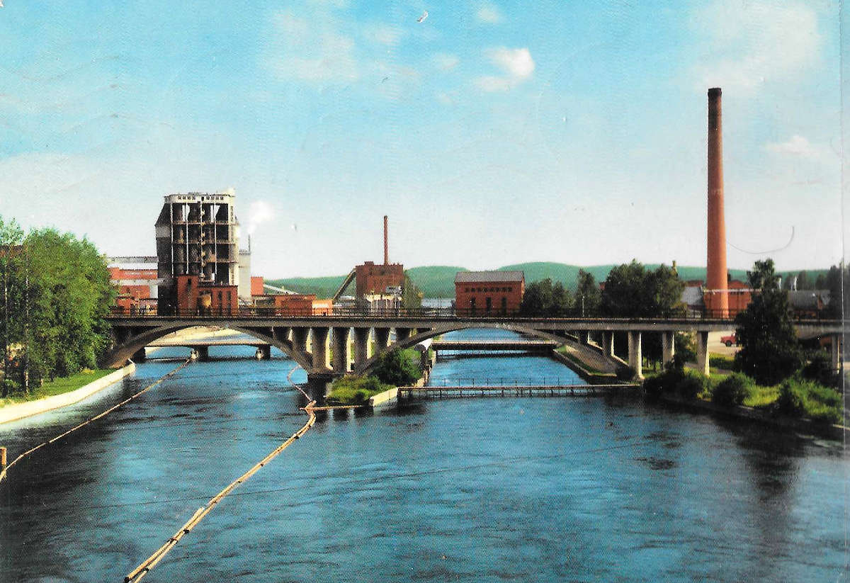 Äänekosken tehtaat Hiskinmäen sillalta 1970-luvulla.