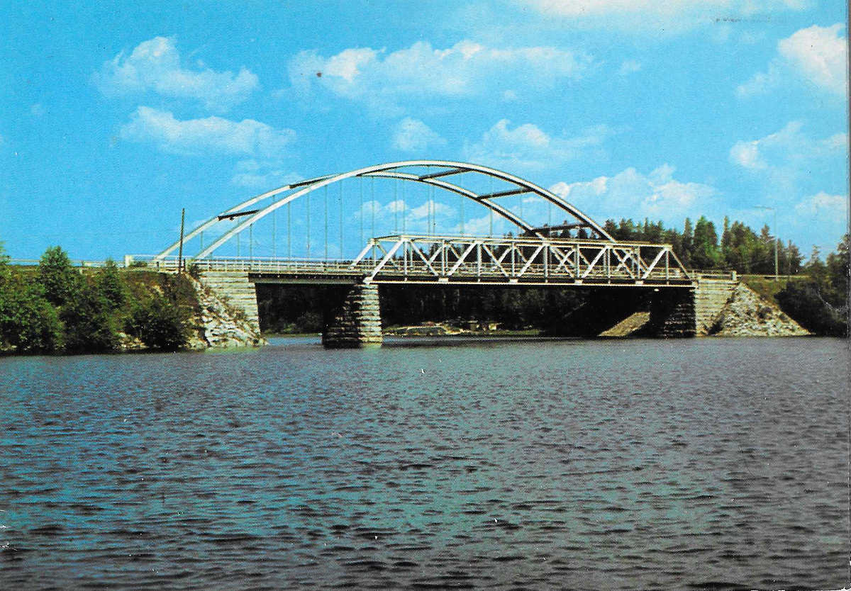 Kotakennäänsalmen sillat. Vanha silta valmistui vuonna 1931 ja suurempi 1960-luvun alussa.